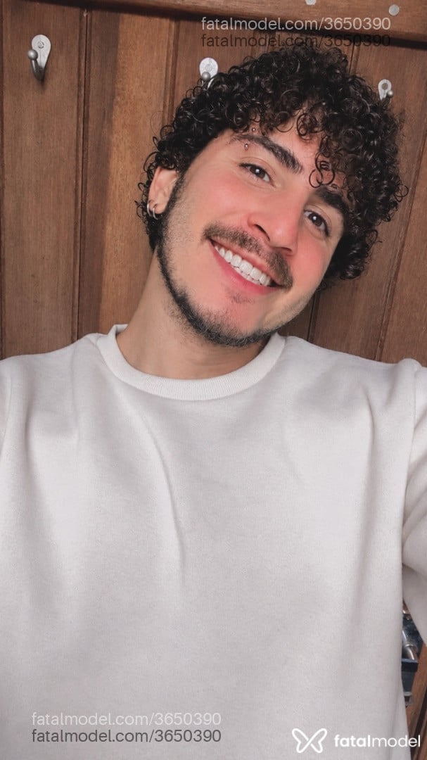Acompanhante homem com cabelo castanho de olhos castanhos - Felipe