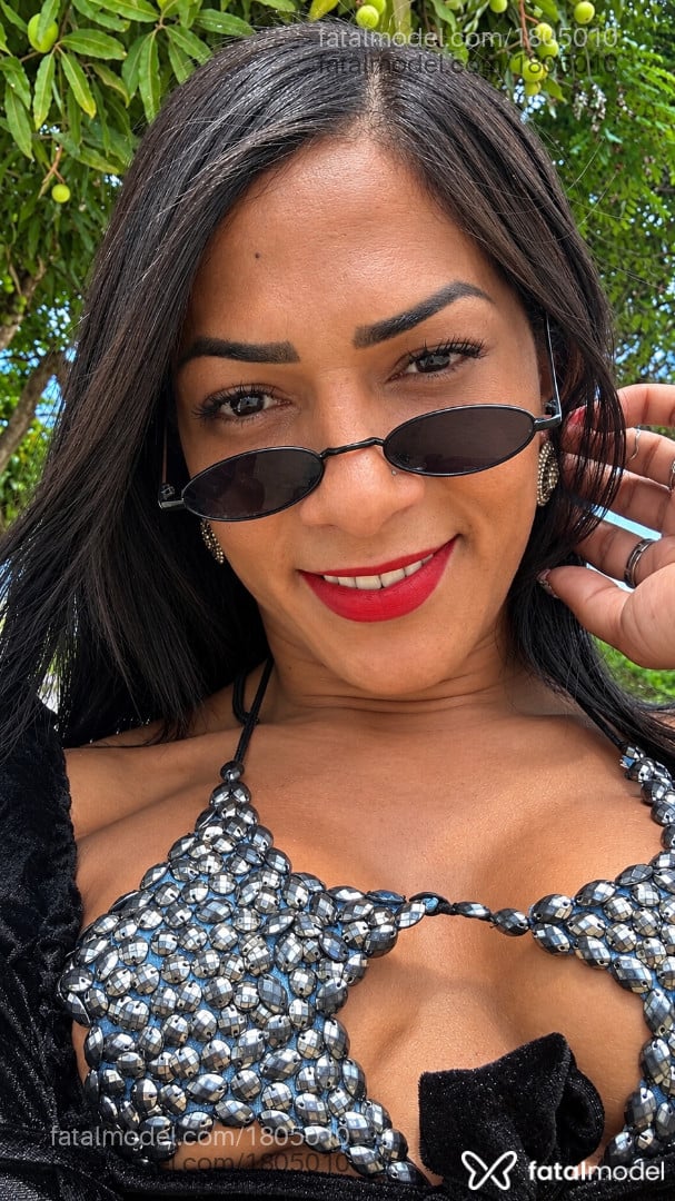 Acompanhante mulher trans morena (o) de olhos pretos - Paulina