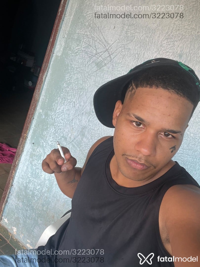Acompanhante homem com cabelo castanho de olhos castanhos - Superchoque