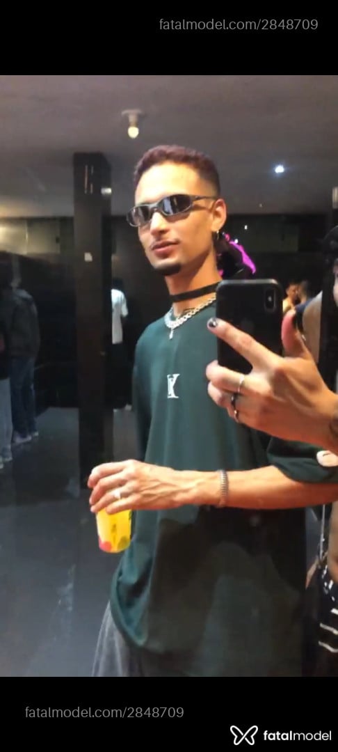 Acompanhante homem com cabelo castanho de olhos castanhos - Herverson Cria