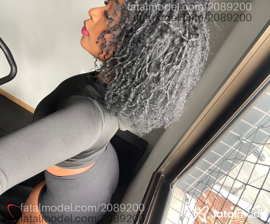 Acompanhante mulher morena (o) de olhos pretos - Maybê