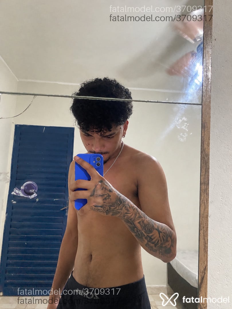 Acompanhante homem com cabelo castanho de olhos castanhos - Henrique