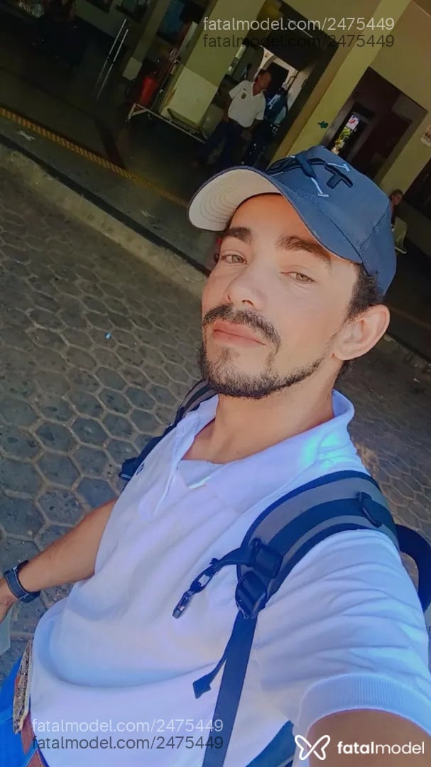 Acompanhante homem com cabelo castanho de olhos verdes - Elinho