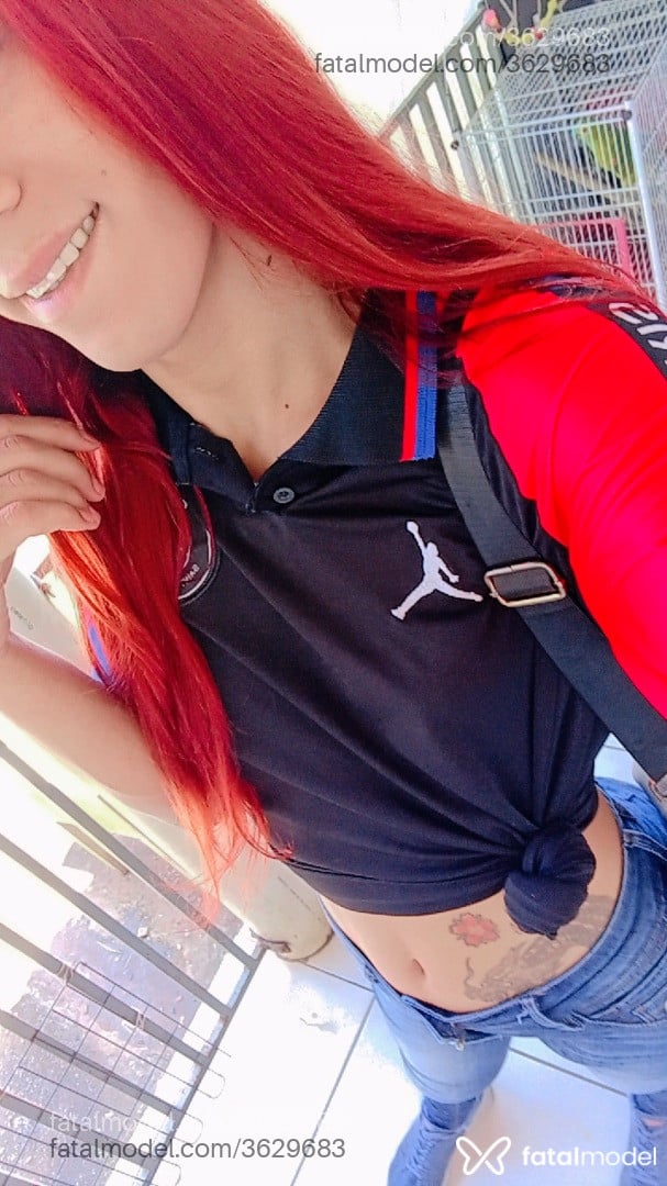 Acompanhante mulher trans ruiva (o) de olhos pretos - Angel