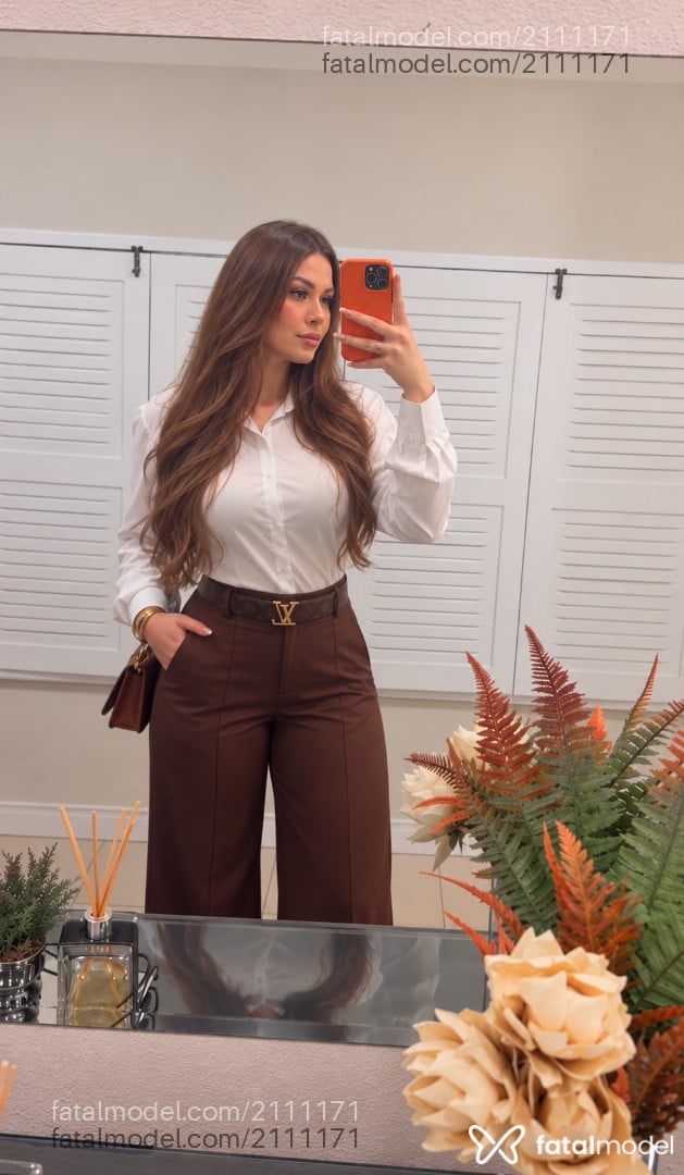 Acompanhante mulher com cabelo castanho de olhos castanhos - Isabella Monteiro