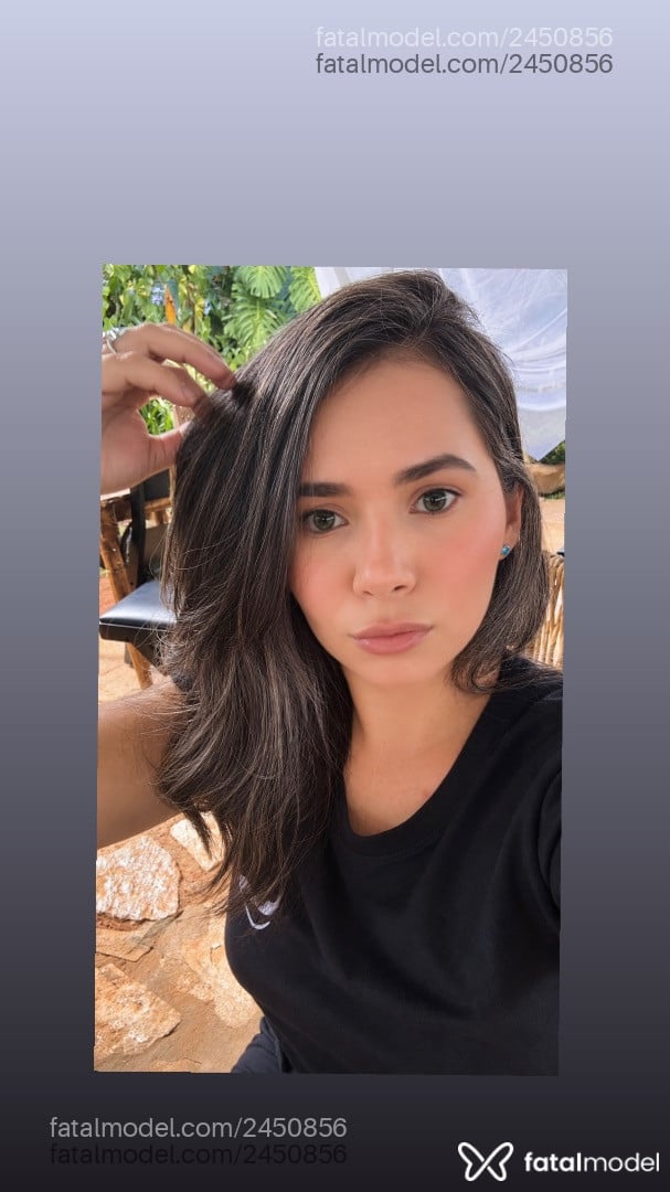 Acompanhante mulher com cabelo castanho de olhos verdes - Julia Castro