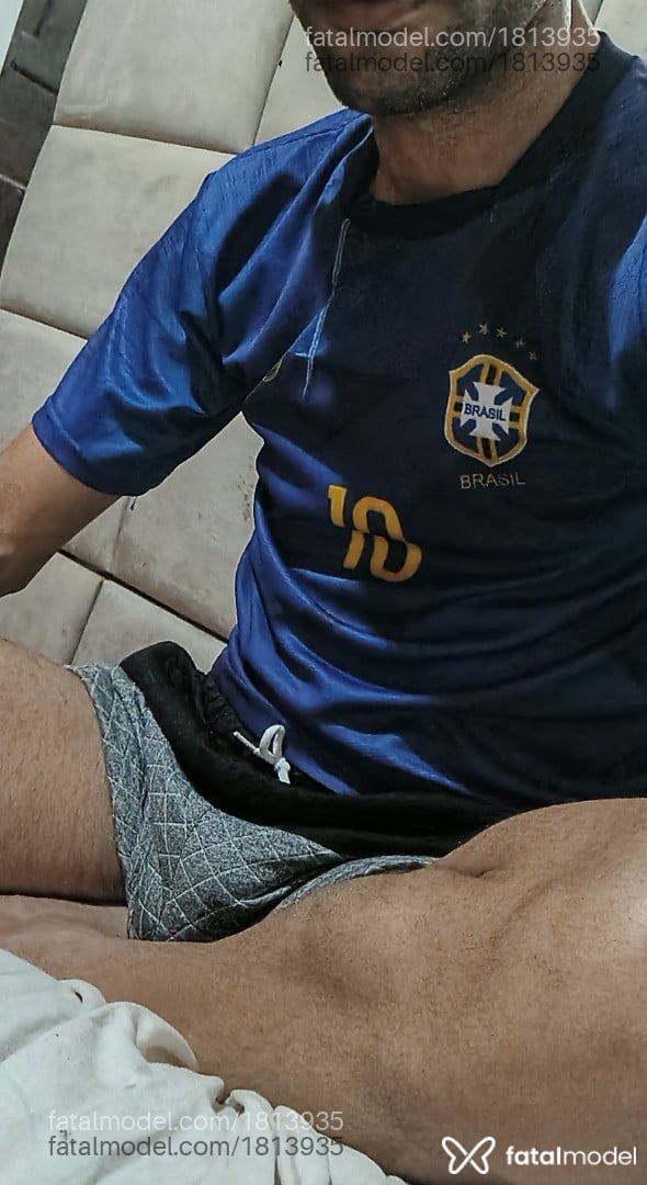 Acompanhante homem com cabelo castanho de olhos castanhos - Vinícius Tur
