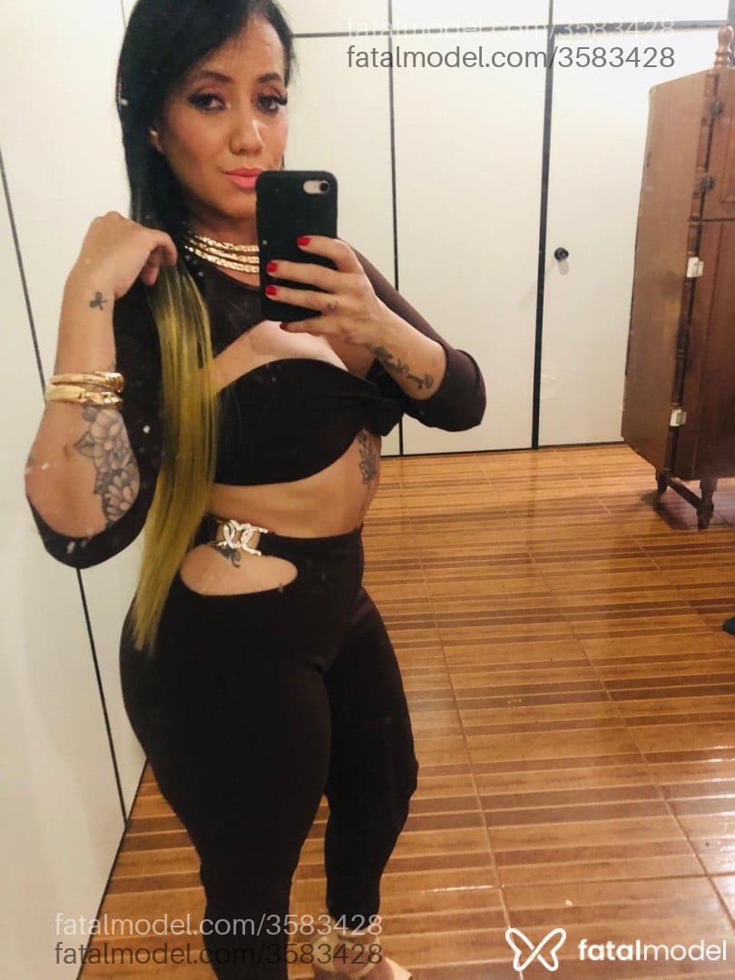 Acompanhante mulher morena (o) de olhos pretos - Victoria Novaes