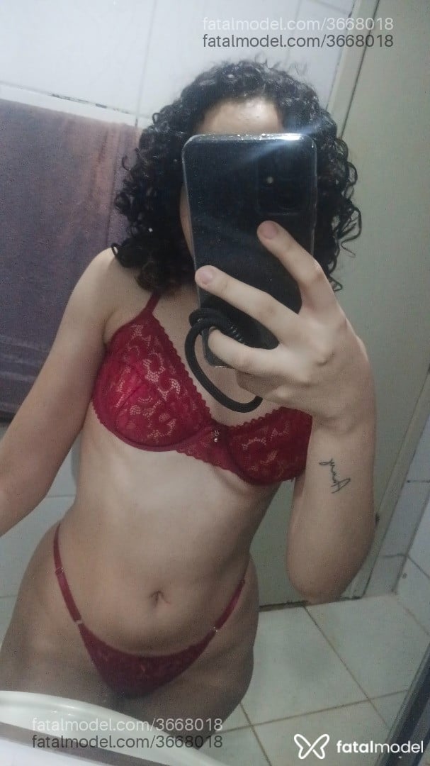 Acompanhante mulher com cabelo colorido de olhos castanhos - Silva Rouge