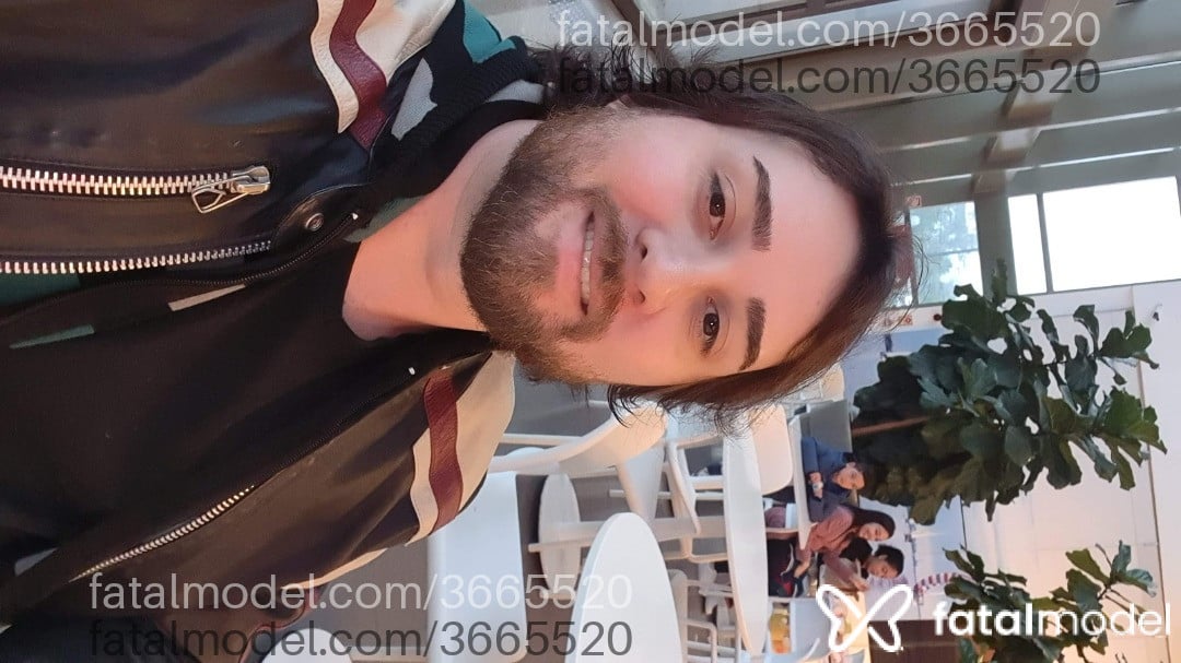 Acompanhante homem com cabelo castanho de olhos castanhos - Zek