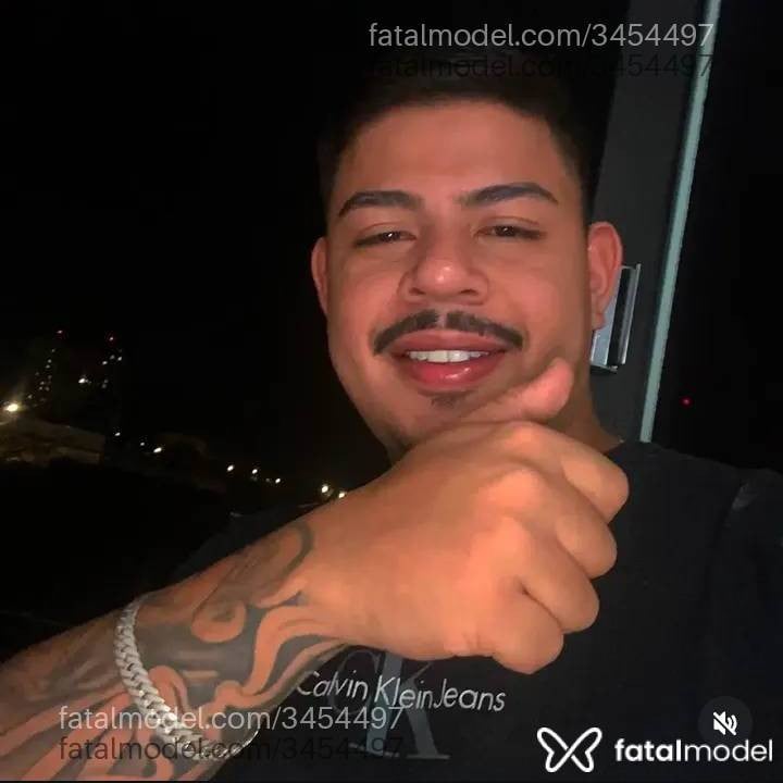 Acompanhante homem com cabelo castanho de olhos castanhos - Hiago