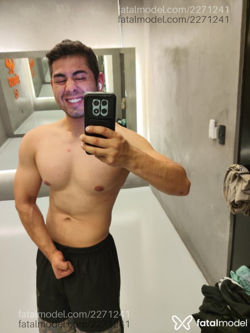Acompanhante homem com cabelo castanho de olhos castanhos - Paulo Henrique