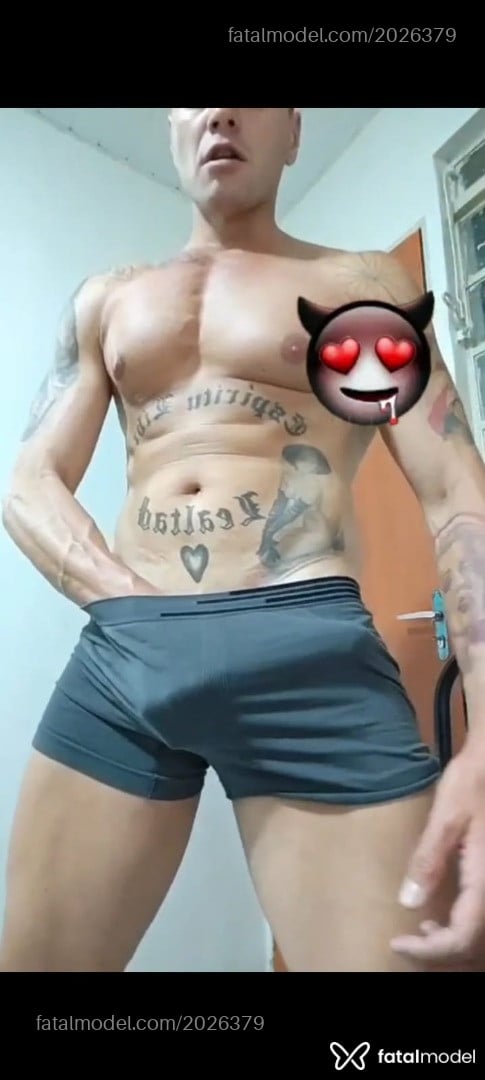 Acompanhante homem com cabelo castanho de olhos castanhos - Giricotta