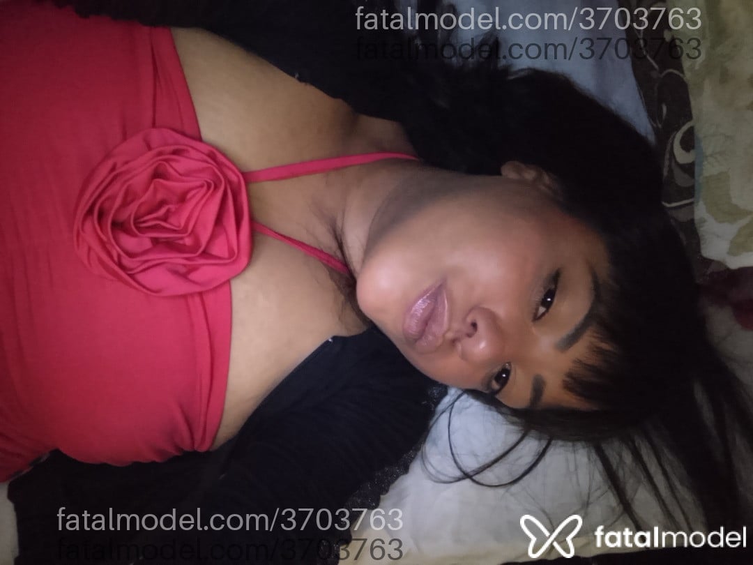 Acompanhante mulher morena (o) de olhos pretos - Letícia