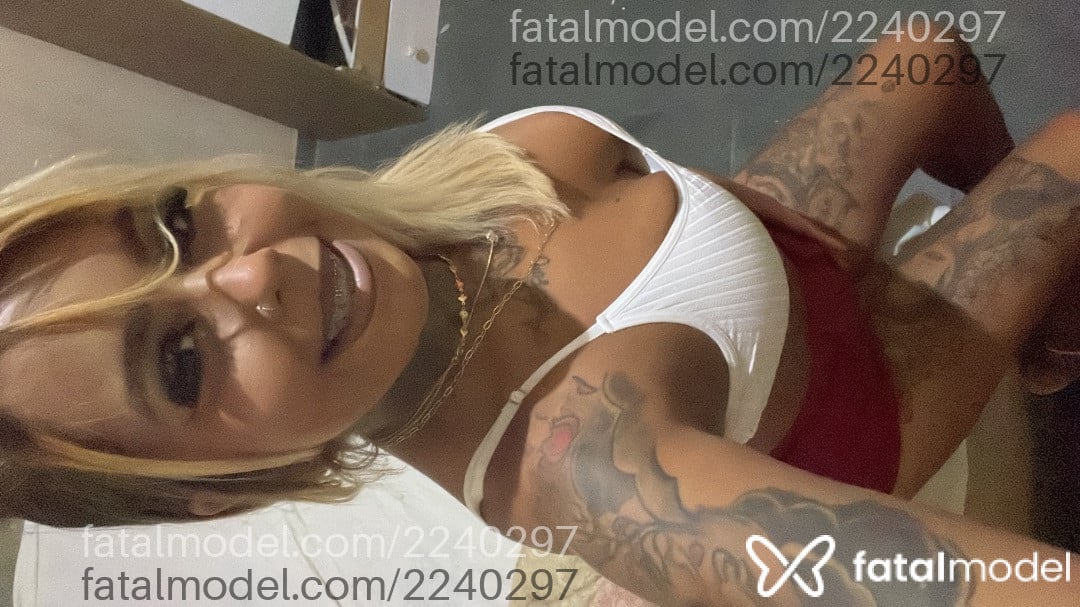 Acompanhante mulher loira (o) de olhos castanhos - Paola