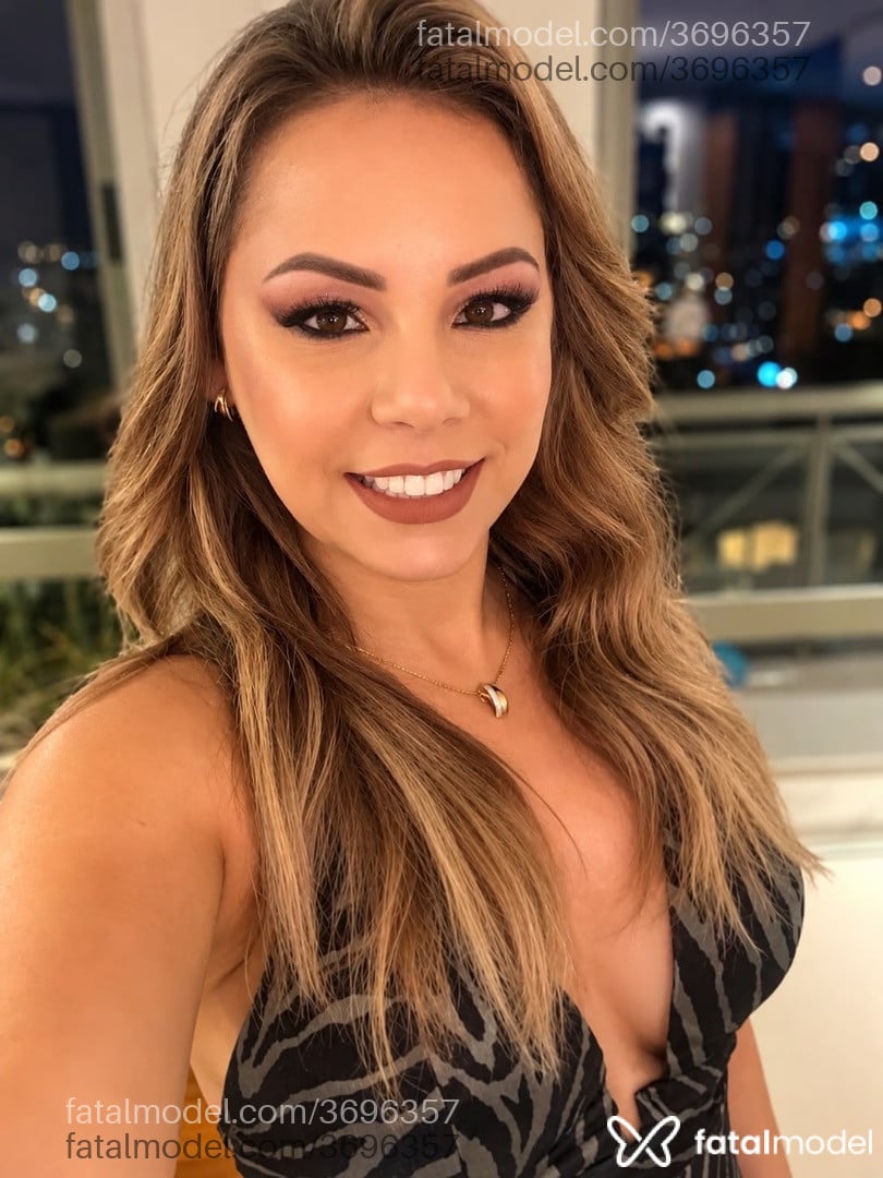 Acompanhante mulher loira (o) de olhos mel - Ne Lin Lux