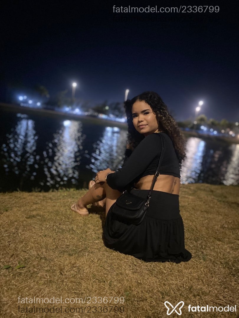 Acompanhante mulher loira (o) de olhos castanhos - Ary Sntts