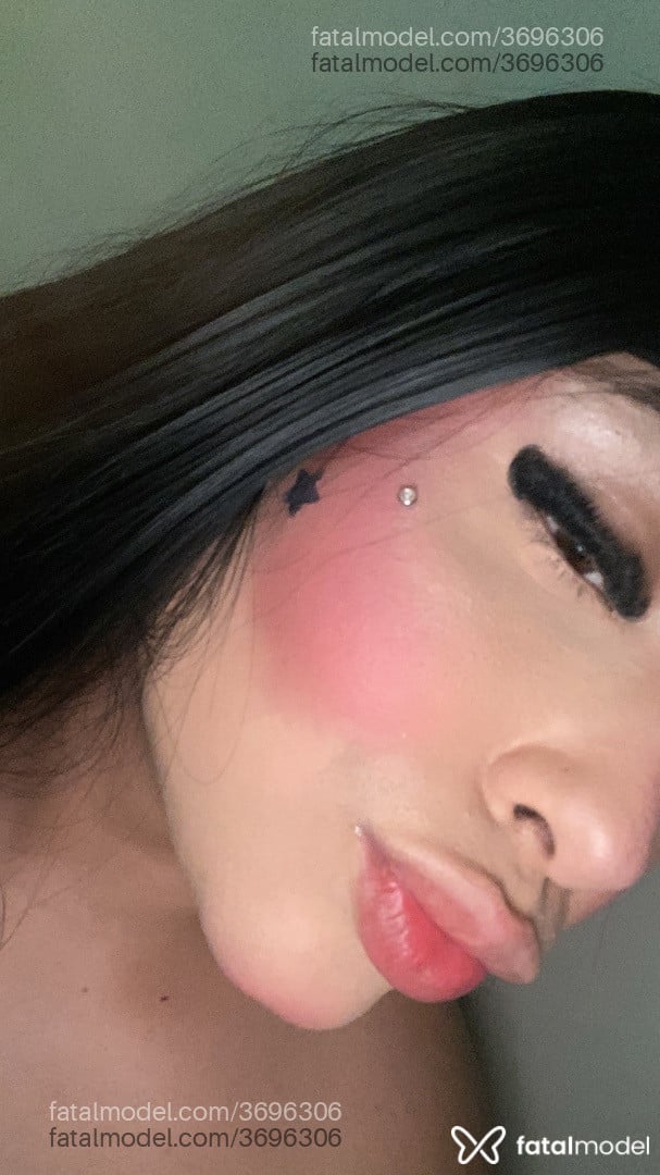 Acompanhante mulher trans morena (o) de olhos castanhos - Giovanna