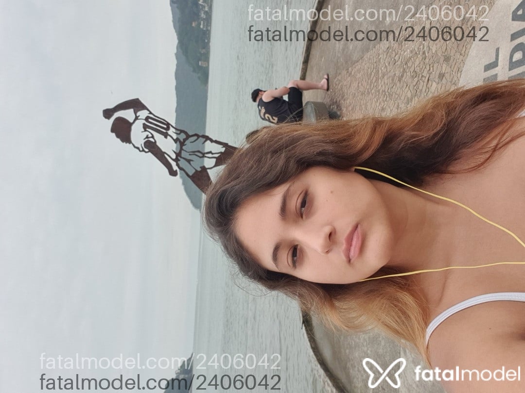 Acompanhante mulher loira (o) de olhos castanhos - Emma