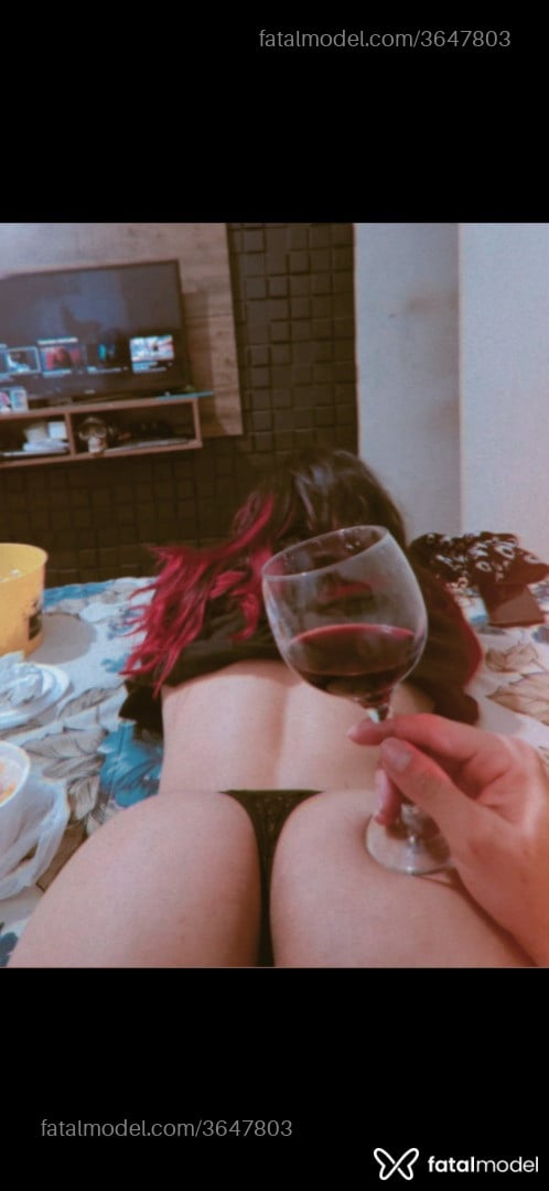 Acompanhante mulher com cabelo colorido de olhos pretos - Clöee