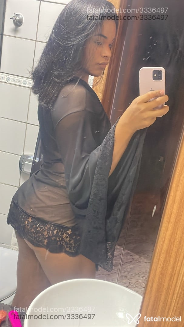 Acompanhante mulher trans morena (o) de olhos pretos - Aghata