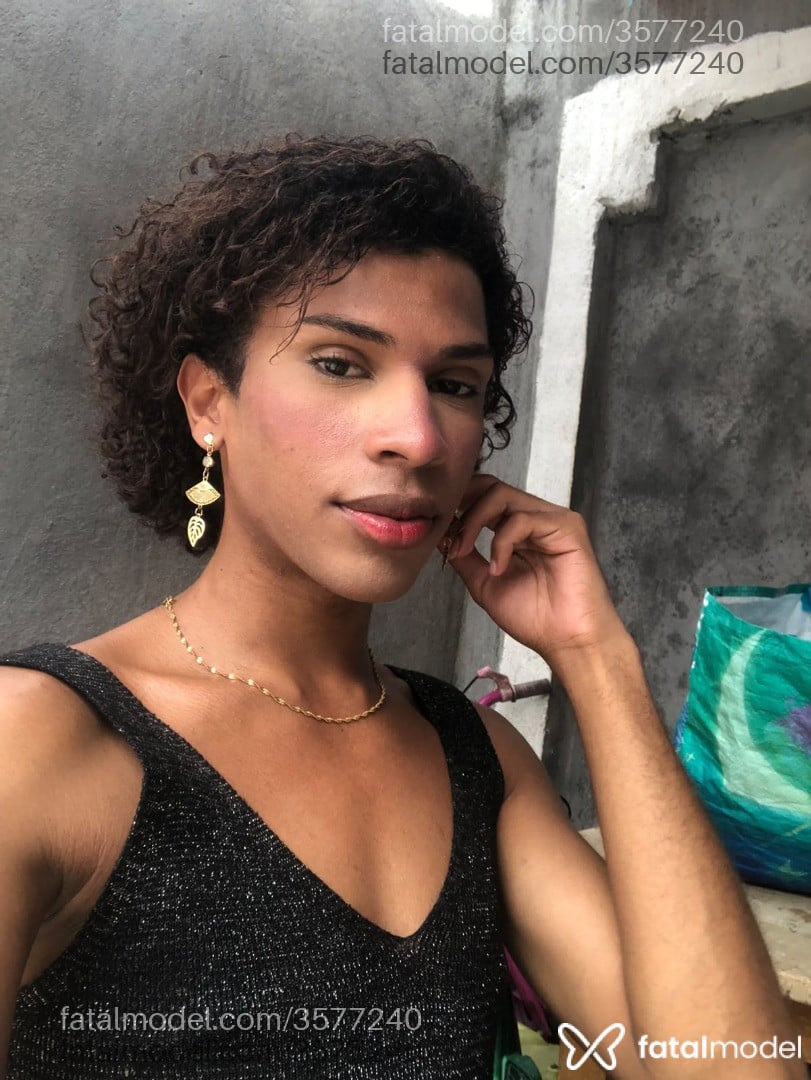 Acompanhante mulher trans morena (o) de olhos pretos - Anita