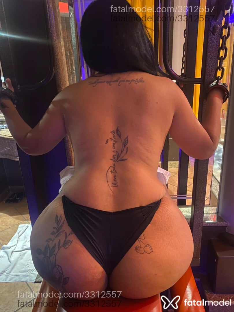 Acompanhante mulher morena (o) de olhos pretos - Larissa