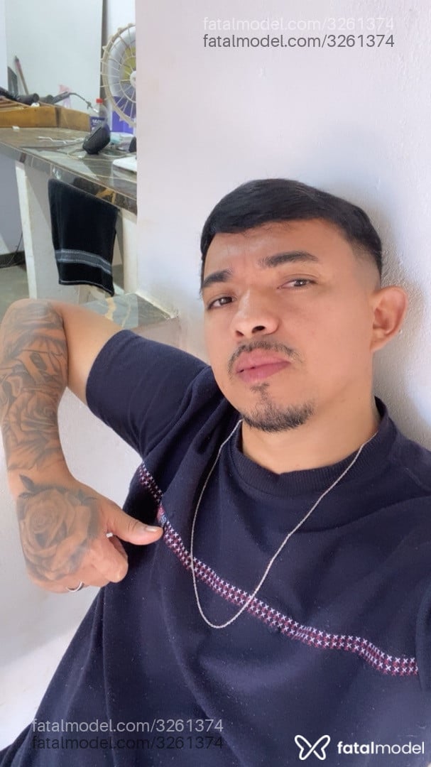 Acompanhante homem com cabelo castanho de olhos pretos - Marcos