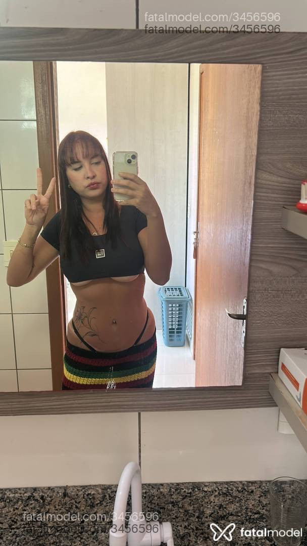 Acompanhante mulher com cabelo castanho de olhos verdes - Débora