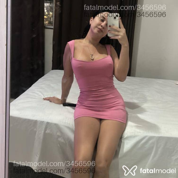 Acompanhante mulher com cabelo castanho de olhos verdes - Carol Bueno
