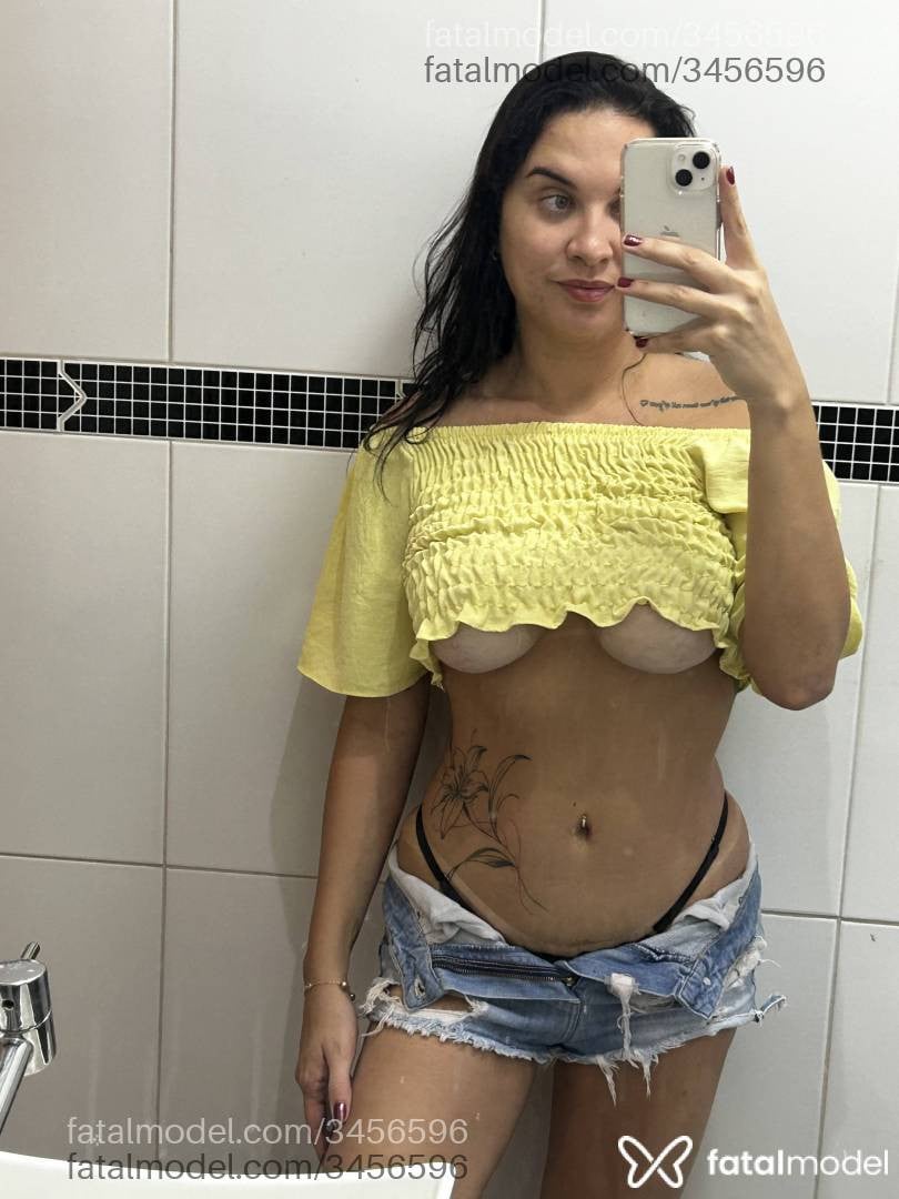 Acompanhante mulher com cabelo castanho de olhos verdes - Carol Bueno