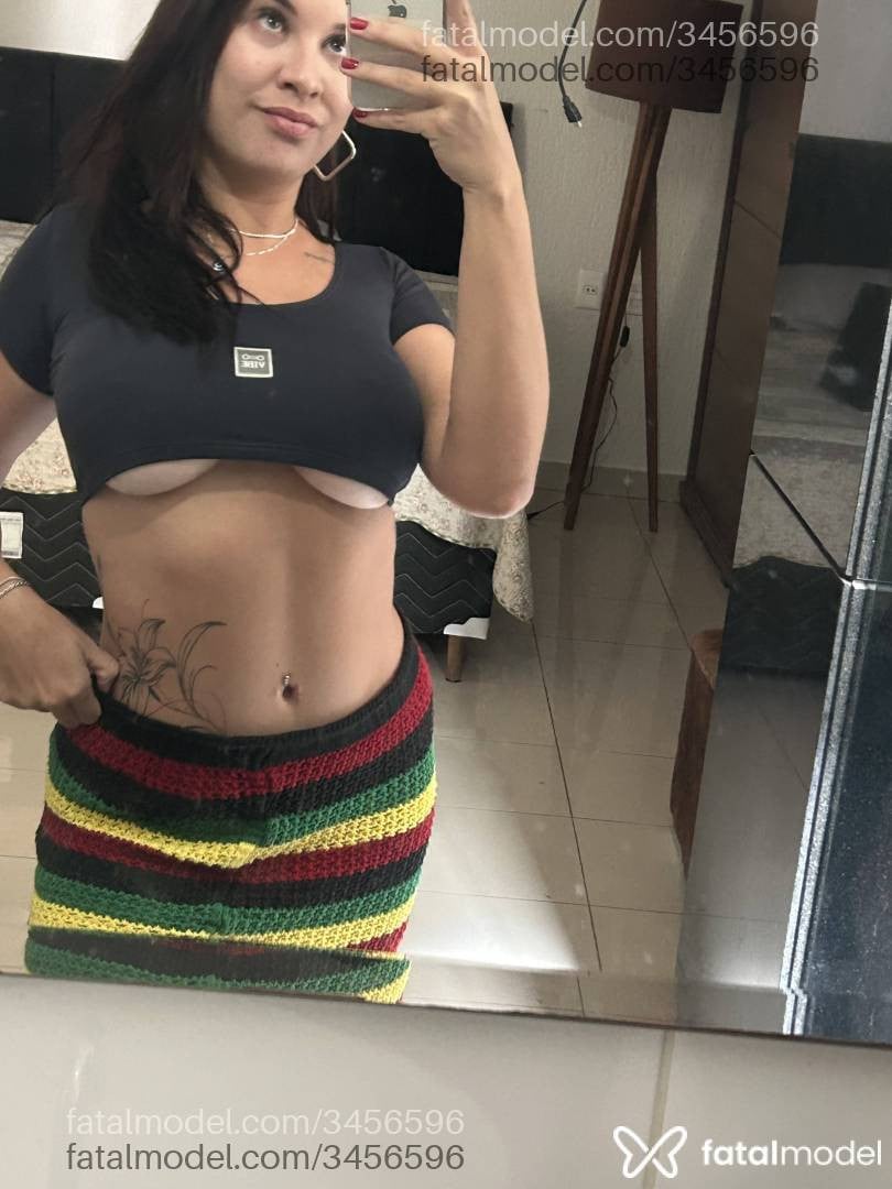 Acompanhante mulher com cabelo castanho de olhos verdes - Débora