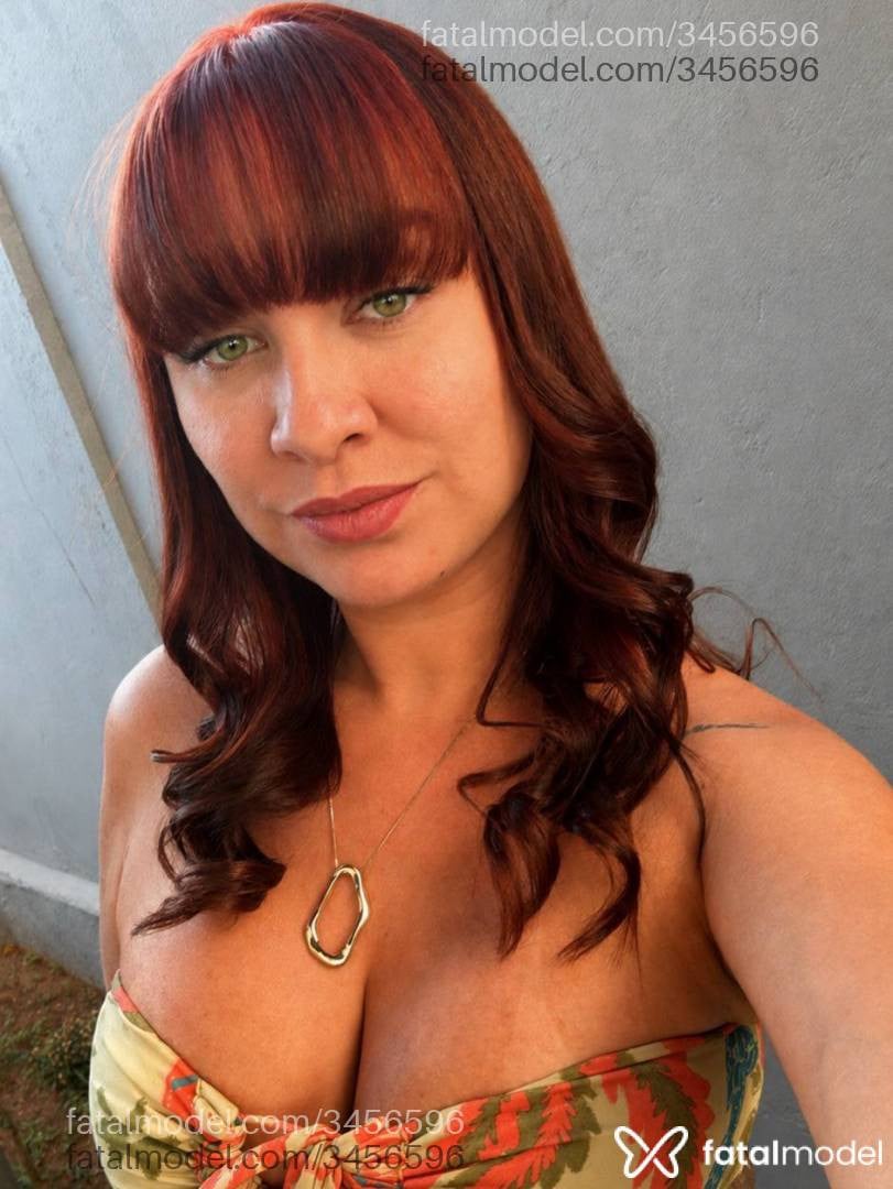 Acompanhante mulher com cabelo castanho de olhos verdes - Débora