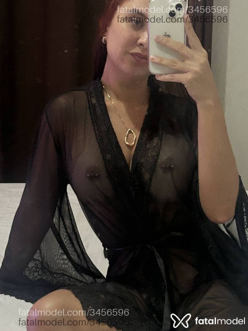 Acompanhante mulher com cabelo castanho de olhos verdes - Karolina Bueno