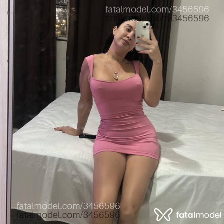 Acompanhante mulher com cabelo castanho de olhos verdes - Carol Bueno