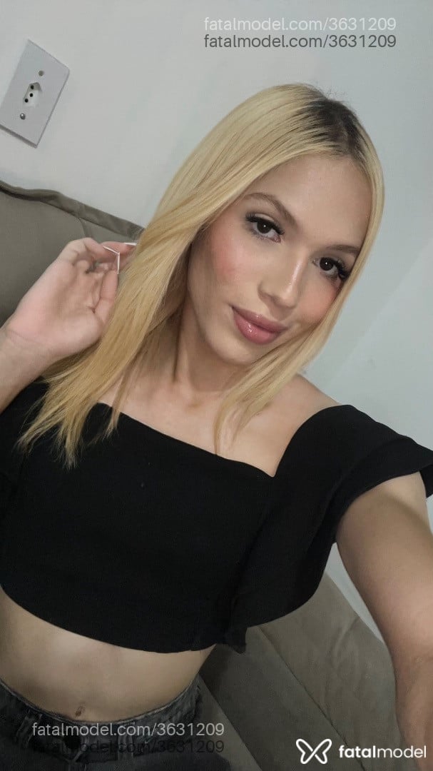 Acompanhante mulher trans loira (o) de olhos castanhos - Angel