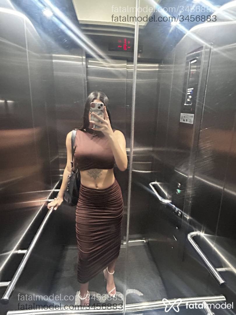 Acompanhante mulher morena (o) de olhos verdes - Giulia