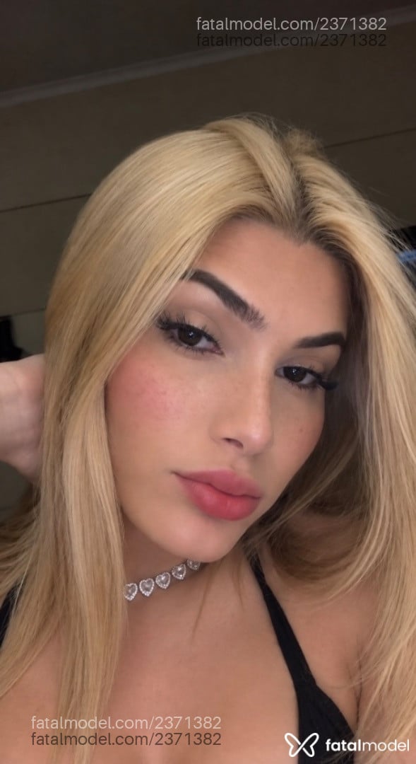 Acompanhante mulher trans loira (o) de olhos castanhos - Mirella Belini