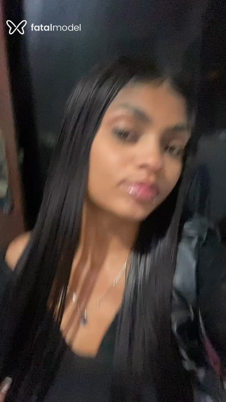 Acompanhante mulher com cabelo castanho de olhos castanhos - Nicolle Paiva