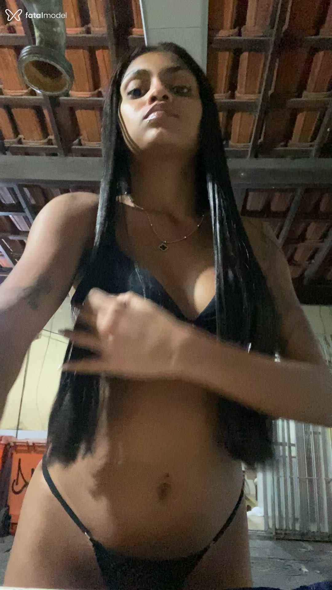 Acompanhante mulher com cabelo castanho de olhos castanhos - Nicolle Paiva