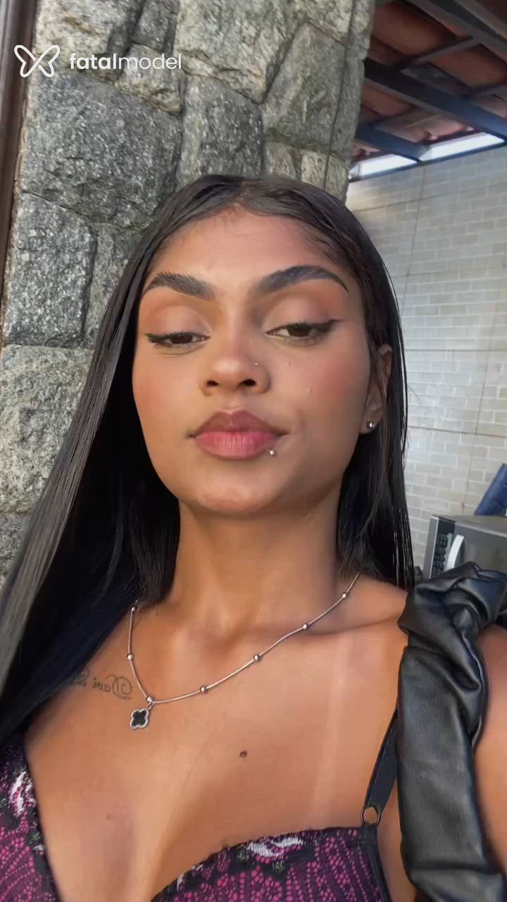 Acompanhante mulher com cabelo castanho de olhos castanhos - Nicolle Paiva