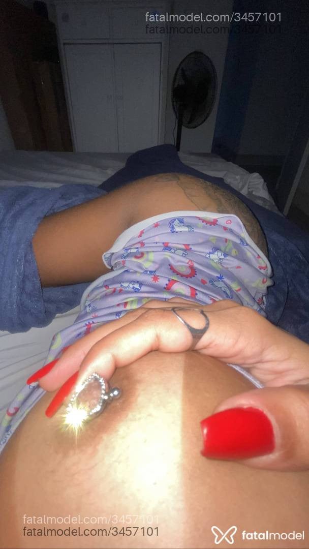 Acompanhante mulher com cabelo castanho de olhos castanhos - Nicolle Paiva