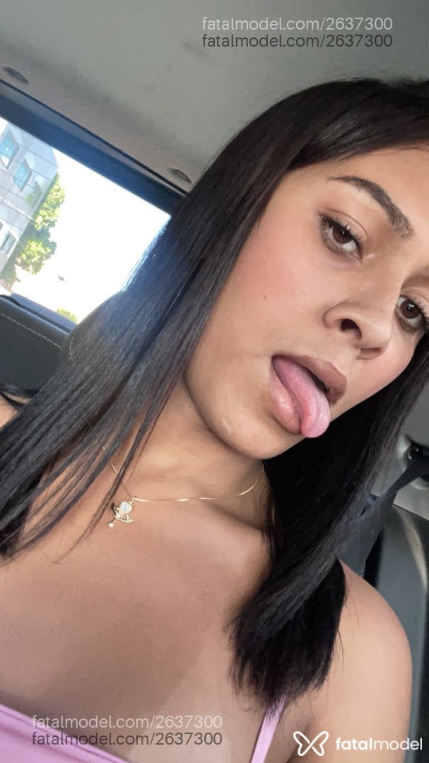 Acompanhante mulher trans com cabelo castanho de olhos castanhos - Larissa Omg