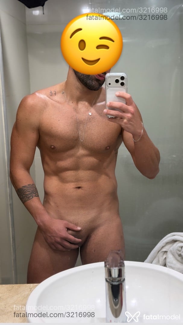 Acompanhante homem sem cabelo de olhos castanhos - Thepit