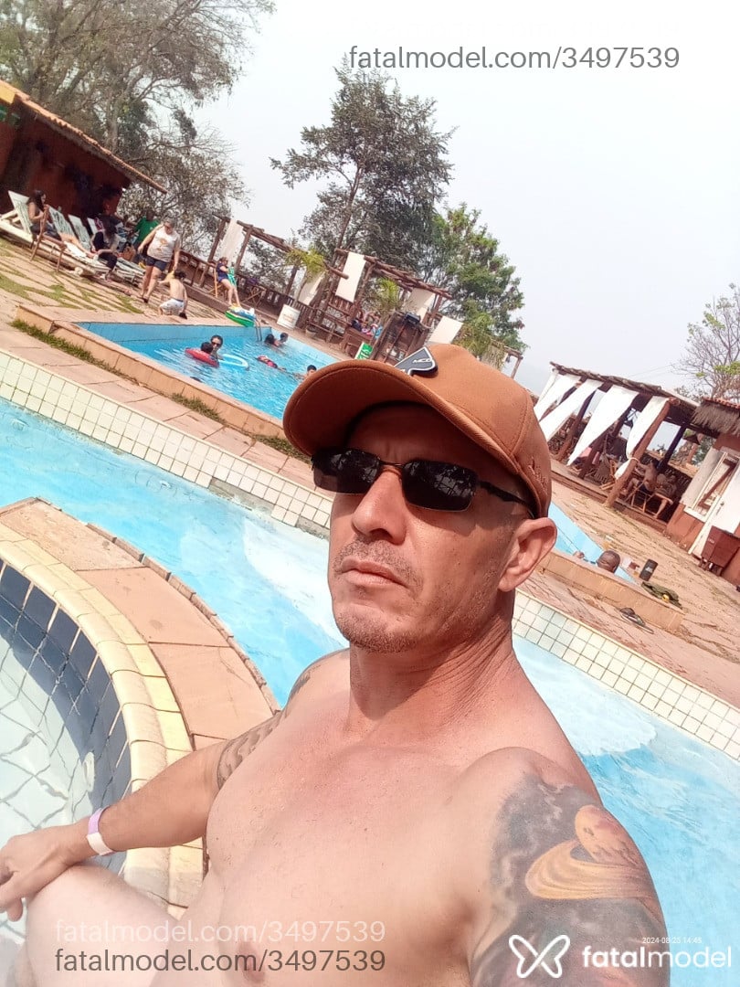 Acompanhante homem com cabelo castanho de olhos castanhos - Eletricista