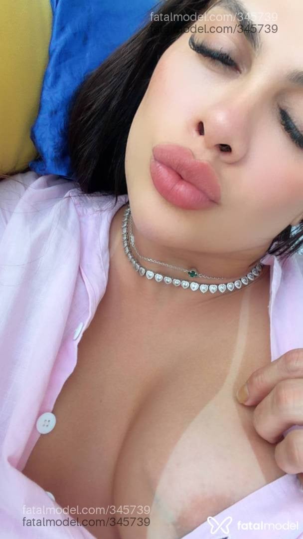 Acompanhante mulher trans morena (o) de olhos castanhos - Crysttal