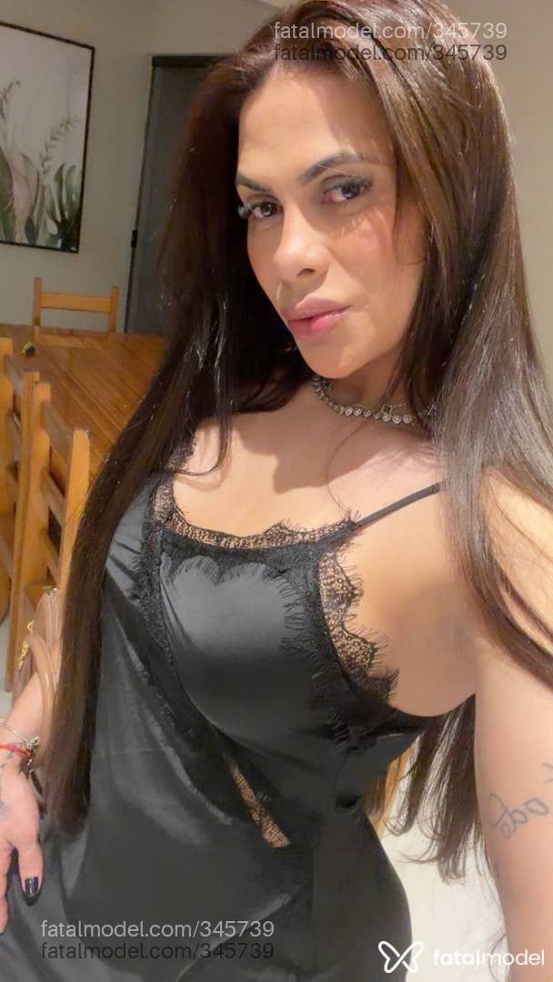 Acompanhante mulher trans morena (o) de olhos castanhos - Crysttal
