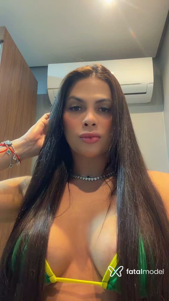 Acompanhante mulher trans morena (o) de olhos castanhos - Crysttal