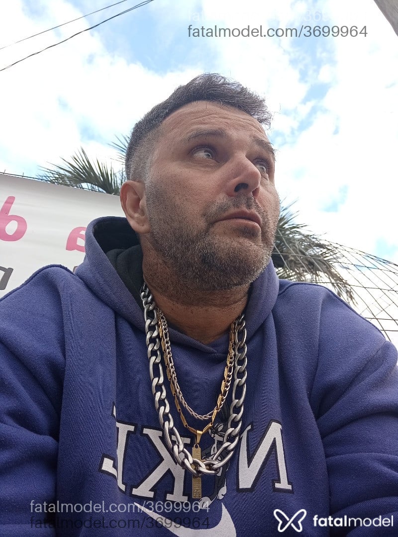 Acompanhante homem com cabelo grisalho de olhos verdes - Pq gondran Gerônim