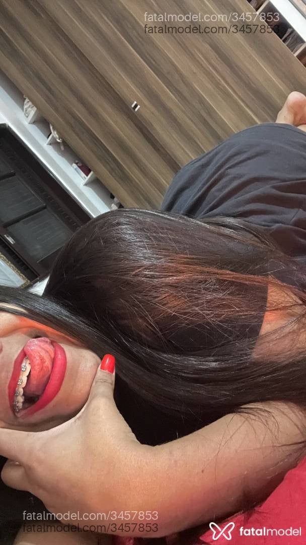 Acompanhante mulher com cabelo castanho de olhos mel - Mylena